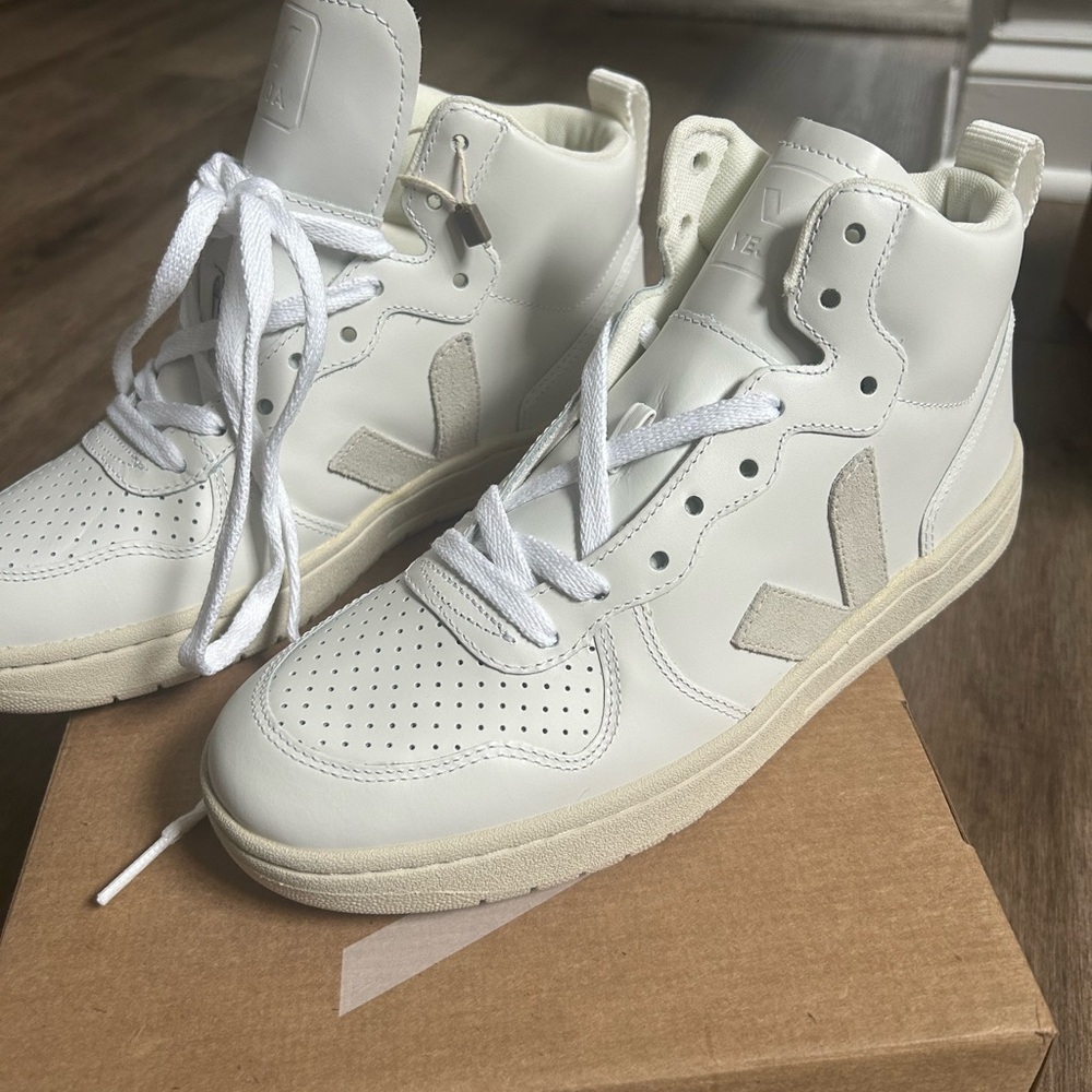 NIB Veja Minotaur High Tops White on White size Euro 39 Leather